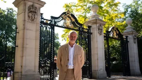 Artist Aims to Reflect Royal's Grandeur in Statue