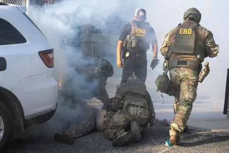 US Authorities Use Teargas and Projectiles to Break Up Chicago ICE Protest