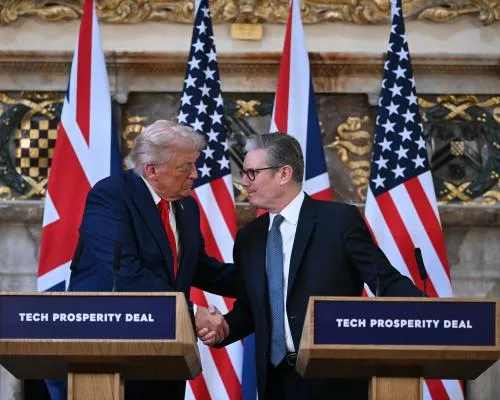 Donald Trump Turns Fire on Putin and Commends UK in Joint Appearance with Starmer